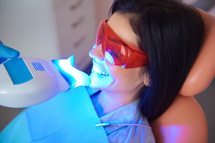 paciente mujer aplican blanqueamiento dental en WTC