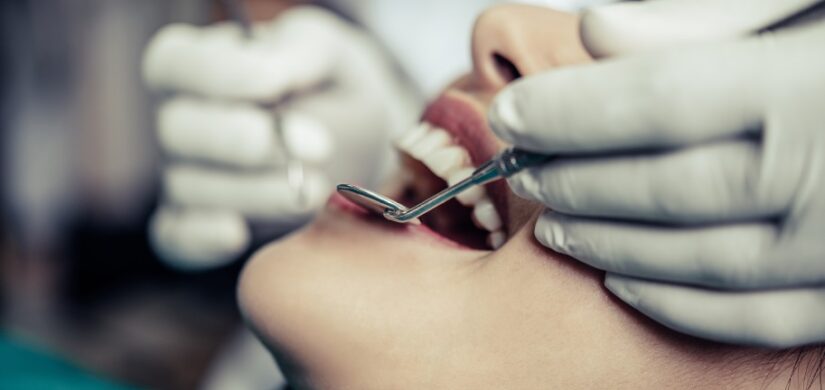 Dentista revisa la dentadura de una mujer