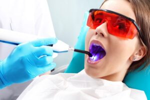 Aplican blanqueamiento dental a una mujer